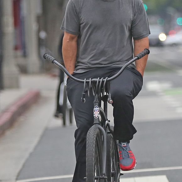 Exclusif - Josh Brolin fait du vélo les mains dans les poches avec sa fiancée Kathryn Boyd avant de rejoindre une amie pour boire un café à Venice, le 13 avril 2016.