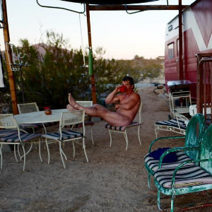 Josh Brolin, nu dans le désert (photo postée le 16 septembre 2016)