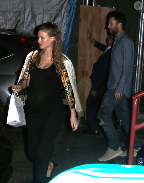 Adam Levine et sa femme Behati Prinsloo enceinte à la sortie du restaurant Craig's à West Hollywood, le 30 juillet 2016.