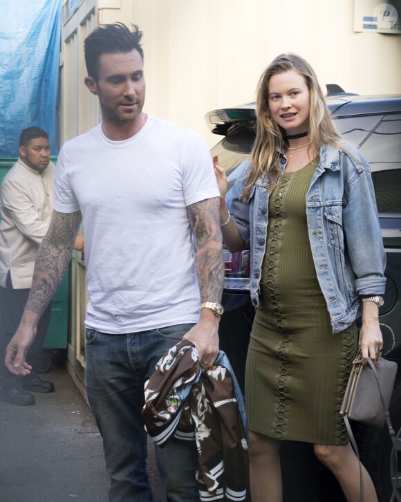 Exclusif - Adam Levine, chanteur de Maroon 5, et sa femme Behati Prinsloo, enceinte de 5 mois, vont dîner au restaurant Craig à West Hollywood le 3 mai 2016.