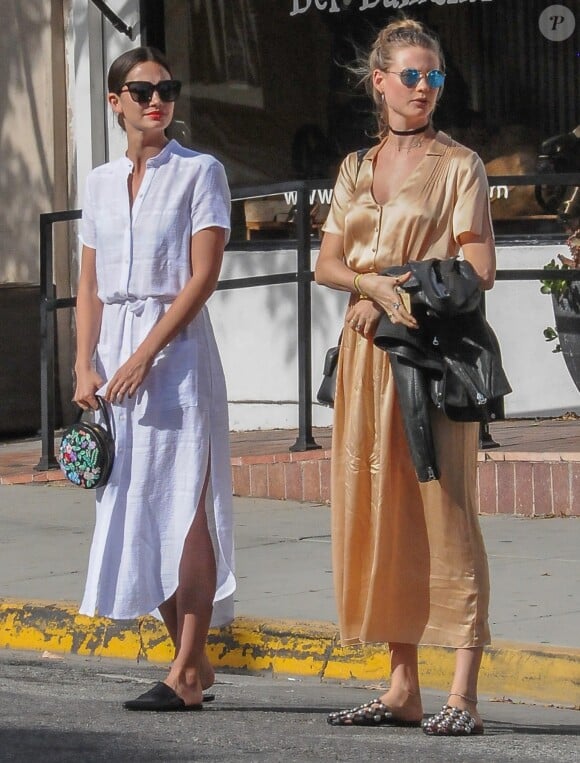 Lily Aldridge et Behati Prinsloo enceinte font du shopping dans les rues de West Hollywood, le 5 avril 2016