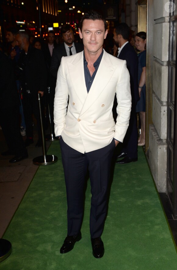 Luke Evans assiste à la soirée 'A Night to Remember' du Green Carpet Challenge au siège de la BAFTA. Londres, le 18 septembre 2016.