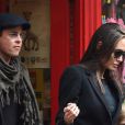 Brad Pitt, sa femme Angelina Jolie et leurs filles Vivienne et Zahara quittent un magasin de jouets à Londres le 12 mars 2016.
