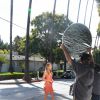 Les premiers médias arrivent devant chez Brad et Angelina à Los Angeles, le 20 septembre 2016.
