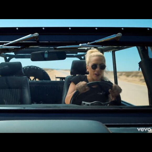Lady Gaga dans le clip de Perfect Illusion, septembre 2016.