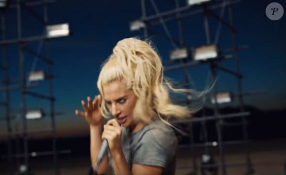La chanteuse Lady Gaga dans le clip de Perfect Illusion, septembre 2016.