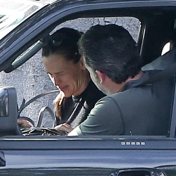 Jennifer Garner en pleine conversation dans sa voiture avec Ben Affleck le 20 septembre 2016 à Los Angeles, après avoir déposé leurs enfants à l'école. L'actrice ne semblait pas en grande forme et était visiblement contrariée tandis que son ex lui adressait la parole. Etaient-ils en train de se disputer ?