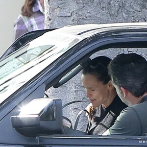 Jennifer Garner en pleine conversation dans sa voiture avec Ben Affleck le 20 septembre 2016 à Los Angeles, après avoir déposé leurs enfants à l'école. L'actrice ne semblait pas en grande forme et était visiblement contrariée tandis que son ex lui adressait la parole. Etaient-ils en train de se disputer ?