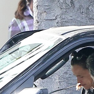 Jennifer Garner en pleine conversation dans sa voiture avec Ben Affleck le 20 septembre 2016 à Los Angeles, après avoir déposé leurs enfants à l'école. L'actrice ne semblait pas en grande forme et était visiblement contrariée tandis que son ex lui adressait la parole. Etaient-ils en train de se disputer ?
