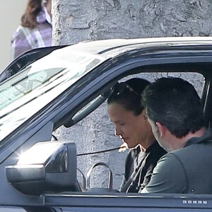 Jennifer Garner en pleine conversation dans sa voiture avec Ben Affleck le 20 septembre 2016 à Los Angeles, après avoir déposé leurs enfants à l'école. L'actrice ne semblait pas en grande forme et était visiblement contrariée tandis que son ex lui adressait la parole. Etaient-ils en train de se disputer ?