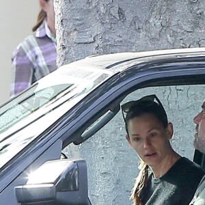 Jennifer Garner en pleine conversation dans sa voiture avec Ben Affleck le 20 septembre 2016 à Los Angeles, après avoir déposé leurs enfants à l'école. L'actrice ne semblait pas en grande forme et était visiblement contrariée tandis que son ex lui adressait la parole. Etaient-ils en train de se disputer ?