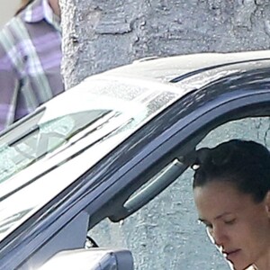 Jennifer Garner en pleine conversation dans sa voiture avec Ben Affleck le 20 septembre 2016 à Los Angeles, après avoir déposé leurs enfants à l'école. L'actrice ne semblait pas en grande forme et était visiblement contrariée tandis que son ex lui adressait la parole. Etaient-ils en train de se disputer ?