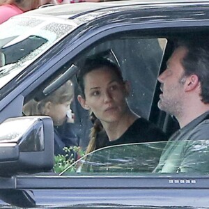 Jennifer Garner en pleine conversation dans sa voiture avec Ben Affleck le 20 septembre 2016 à Los Angeles, après avoir déposé leurs enfants à l'école. L'actrice ne semblait pas en grande forme et était visiblement contrariée tandis que son ex lui adressait la parole. Etaient-ils en train de se disputer ?