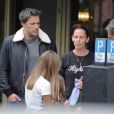 Ben Affleck qui est actuellement sur tournage du film " Justice League Part One " jouant le rôle de Batman, retrouve Jennifer Garner et ses enfants Violet, Seraphina et Samuel pour déjeuner à Londres le 26 mai 2016.