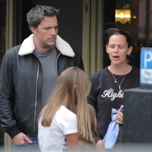 Ben Affleck qui est actuellement sur tournage du film " Justice League Part One " jouant le rôle de Batman, retrouve Jennifer Garner et ses enfants Violet, Seraphina et Samuel pour déjeuner à Londres le 26 mai 2016.