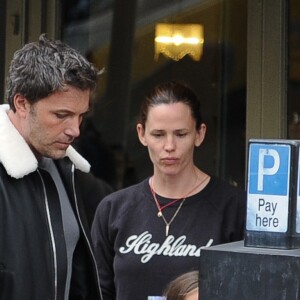 Ben Affleck qui est actuellement sur tournage du film " Justice League Part One " jouant le rôle de Batman, retrouve Jennifer Garner et ses enfants Violet, Seraphina et Samuel pour déjeuner à Londres le 26 mai 2016.