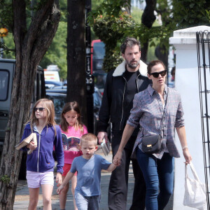 Jennifer Garner et Ben Affleck se retrouvent pour déjeuner avec leurs enfants Violet, Seraphina et Samuel à Londres le 12 mai 2016.