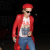 Rita Ora quitte un studio d'enregistrement à Londres, vêtue d'un manteau en cuir Melissa Pinkstone (collection printemps-été 2016), d'un t-shirt vintage à l'effigie du groupe GBH, d'un jean et de bottines Tommy Hilfiger. Un sac Chanel accessoirise sa tenue. Le 21 septembre 2016.
