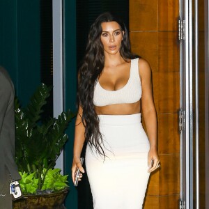 Kim Kardashian est allée diner au restaurant Prime One Twelve à Miami, habillée d'un top et d'une jupe YEEZY (collection SEASON 4) et chaussée de sandales Manolo Blahnik. Le 19 septembre 2016.