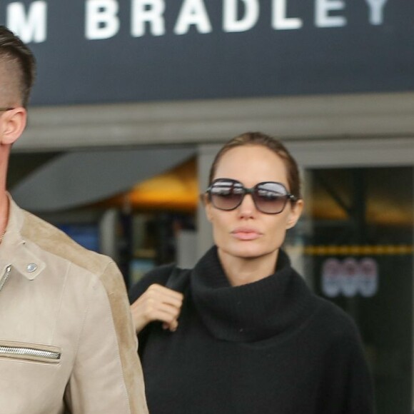 Angelina Jolie, Brad Pitt et leurs fils Maddox de retour à Los Angeles après les British Academy Film Awards, le 17 février 2014.