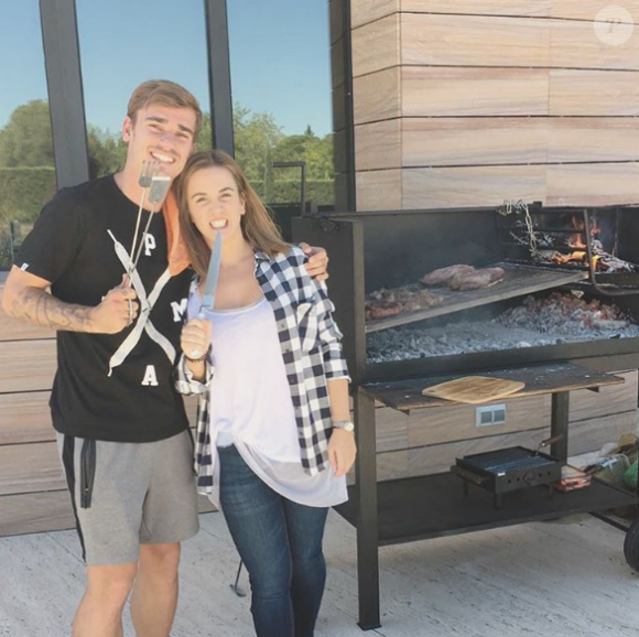 Antoine Griezmann et sa compagne Erika Choperena heureux d'avoir réussi leur premier barbecue.