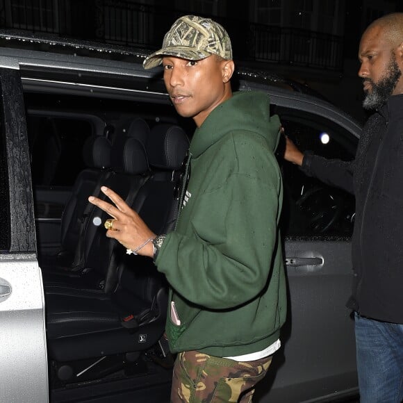 Pharrell Williams quitte le restaurant 34 Mayfair à Londres le 18 juin 2016. Pharell Williams leaves 34 Restaurant in Mayfair, London. 18 June 2016