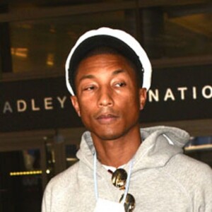 Pharrell Williams arrive à l'aéroport de Los Angeles, le 30 septembre 2015.