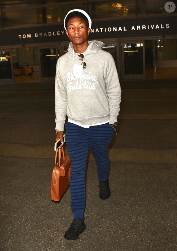 Pharrell Williams arrive à l'aéroport de Los Angeles, le 30 septembre 2015.