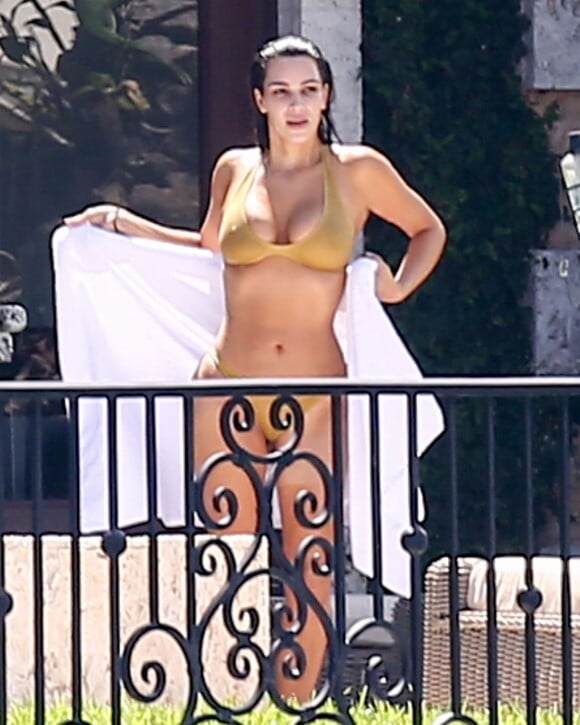 Kim Kardashian en string au bord d'une piscine avec ses enfants North et Saint et son amie Larsa Pippen à Miami. Kim laisse entrevoir sa poitrine! Le 19 septembre 2016