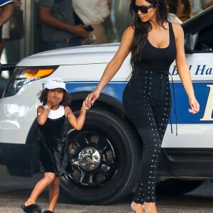 Kim Kardashian fait du shopping avec sa fille North West à Bal Harbour. Ensuite, Kim et North sont allées déjeuner avec Khloe Kardashian et son nouveau compagnon Tristan Thompson. Le 18 septembre 2016