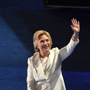 Hillary Clinton est investie candidate du parti lors de la cérémonie de clôture de la Convention Nationale Démocrate à Philadelphie. Le 28 juillet 2016
