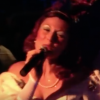 Julie de "Koh-Lanta, L'île au trésor" chante lors d'une soirée de Noël. Une vidéo datant de 2010.