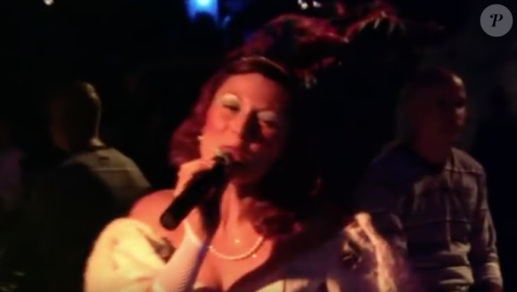 Julie de "Koh-Lanta, L'île au trésor" chante lors d'une soirée de Noël. Une vidéo datant de 2010.
