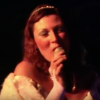 Julie de "Koh-Lanta, L'île au trésor" chante lors d'une soirée de Noël. Une vidéo datant de 2010.