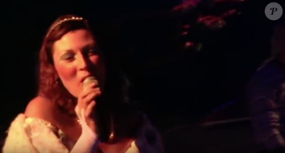 Julie de "Koh-Lanta, L'île au trésor" chante lors d'une soirée de Noël. Une vidéo datant de 2010.