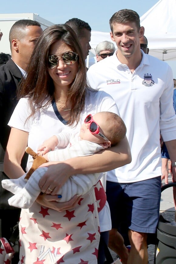 Michael Phelps accompagné de sa fiancée Nicole Johnsonet de leur bébé Boomer Phelpsà Rio de Janeiro le 15 août 2016