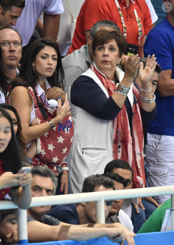 Nicole Johnson, la fiancée de Michael Phelps, et sa maman Debbie encouragent le nageur à Rio de Janeiro le 13 août 2016