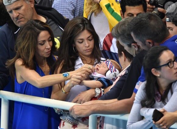 Nicole Johnson, la fiancée de Michael Phelps avec Boomer à Rio de Janeiro le 13 août 2016