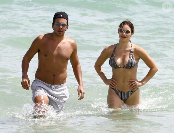 Katharine McPhee profite d'une belle journée ensoleillée avec un ami sur la plage de Miami, le 25 septembre 2016.