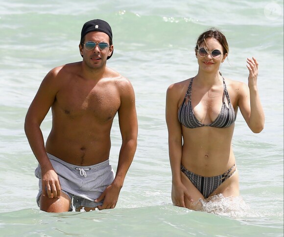 Katharine McPhee profite d'une belle journée ensoleillée avec un ami sur la plage de Miami, le 25 septembre 2016.