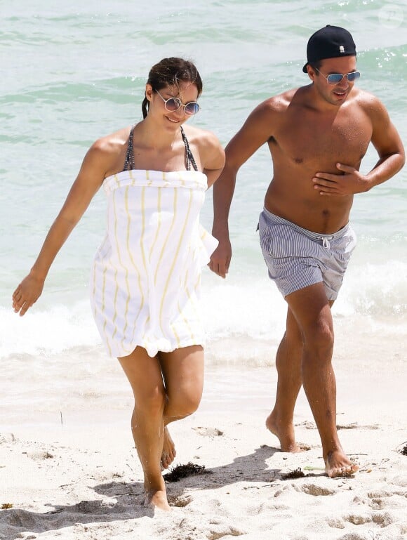Katharine McPhee profite d'une belle journée ensoleillée avec un ami sur la plage de Miami, le 25 septembre 2016.