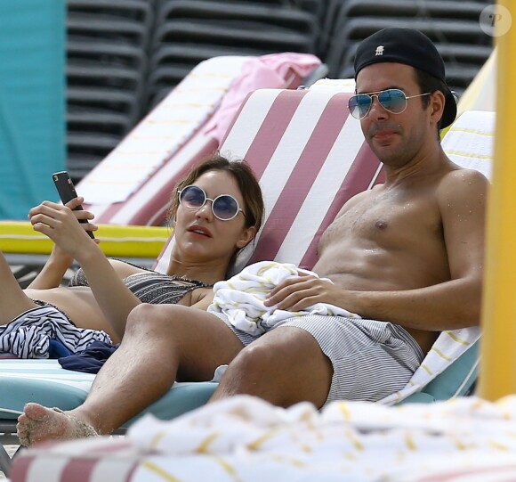 Katharine McPhee profite d'une belle journée ensoleillée avec un ami sur la plage de Miami, le 25 septembre 2016.