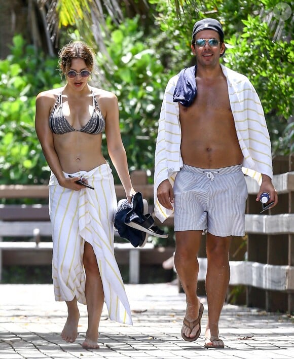 Katharine McPhee profite d'une belle journée ensoleillée avec un ami sur la plage de Miami, le 25 septembre 2016.