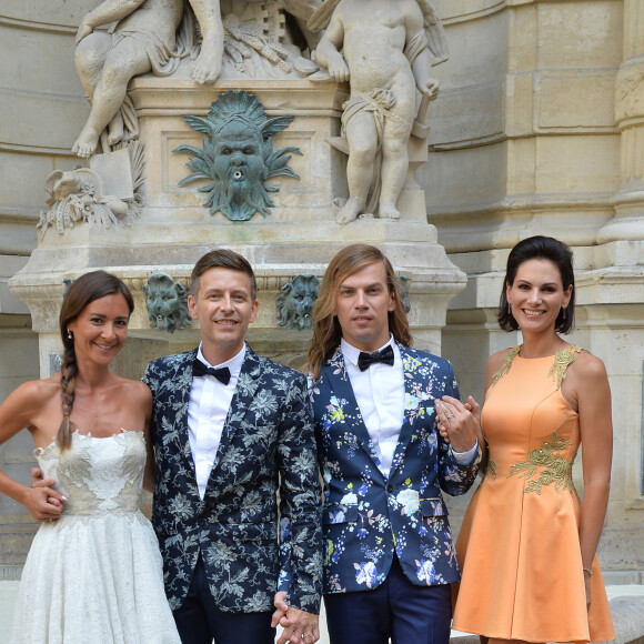 Exclusif - Emmanuelle Boidron, Christophe Guillarmé, Thierry Marsaux et Laetitia Bléger - Union de Christophe Guillarmé et de Thierry Marsaux à la mairie du 8ème arrondissement de Paris. Le dîner et le cocktail se sont déroulés aux Rives de la Courtille à Chatou. Les alliances sont une création exclusive du Joaillier Pascal Béliard pour VIJ Paris, les compositions florales étaient des Fleurs d'Auteuil, Laurence Roustandjee, Aïda Touihri, Laetitia Bléger et Emmanuelle Boidron portent des bijoux Elsa Lee. Le 26 Août 2016.