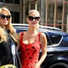 Paris Hilton et sa soeur Nicky au défilé Jeremy Scott pendant la New York fashion week le 12 septembre 2016.