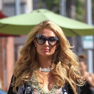 Exclusif - Paris Hilton va acheter des jus de fruits, puis se rend au salon Anastasia à Beverly Hills , le 6 septembre 2016.