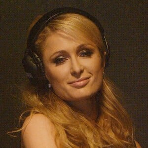 Paris Hilton mixe pendant une soirée au Ptak Fashion Expo à Rzgow, le 28 août 2015. Elle se transforme en DJ. © CPA / Bestimage