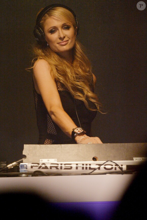 Paris Hilton mixe pendant une soirée au Ptak Fashion Expo à Rzgow, le 28 août 2015. Elle se transforme en DJ. © CPA / Bestimage