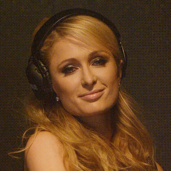 Paris Hilton mixe pendant une soirée au Ptak Fashion Expo à Rzgow, le 28 août 2015. Elle se transforme en DJ. © CPA / Bestimage