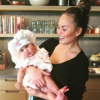 Chrissy Teigen pose avec son adorable fille Luna sur Instagram le 27 septembre 2016.
